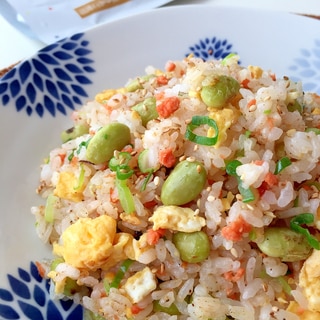 鮭と卵と豆の和風チャーハン♪だしパックで簡単味付け